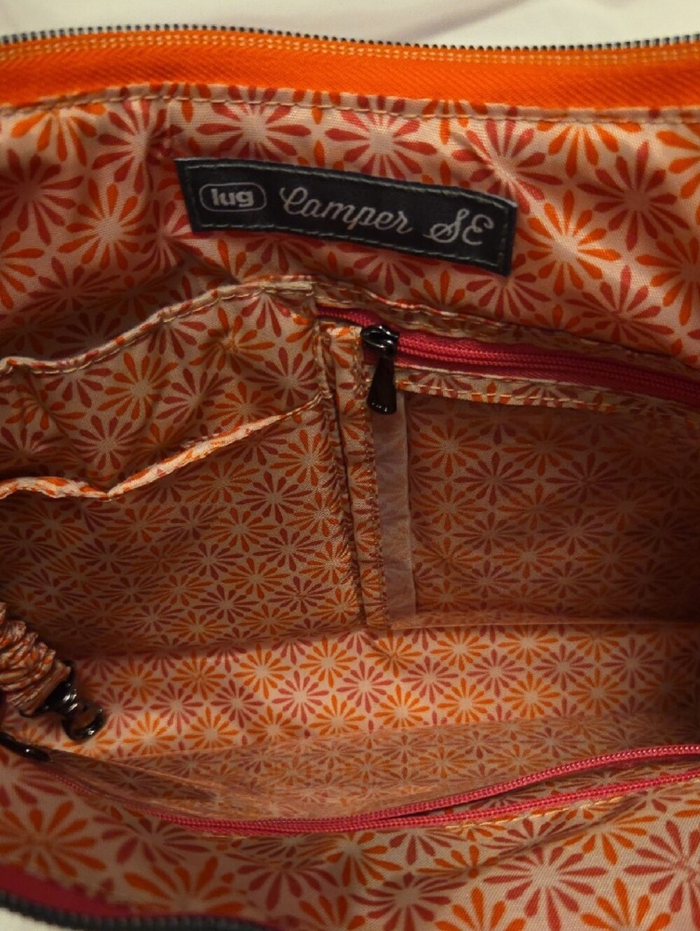 lug Camper Se Shoulder Bag in Pink - Picture 3 of 5